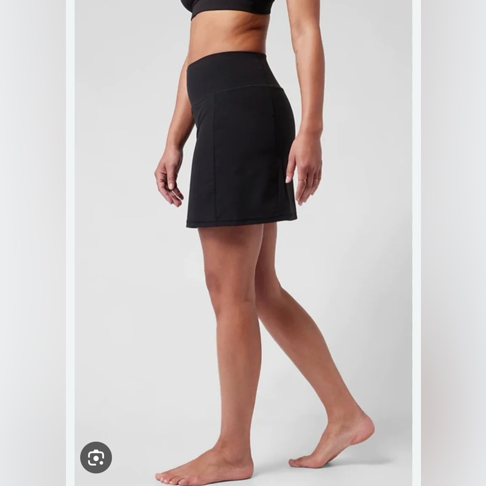 XL NWOT Athleta Salutation Stash Pocket Skort 16.5 length. New without tags.